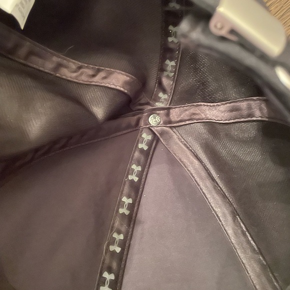 Under Armour Woman’s deep dark black adjustable cap sleek, rich sexy attractive - Picture 11 of 12